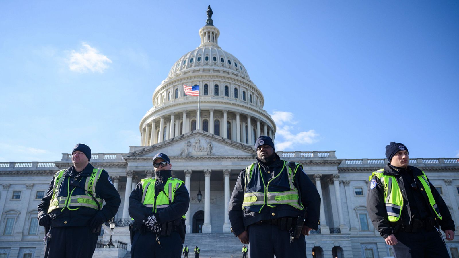 La policía vigila los exteriores del Capitolio este miércoles