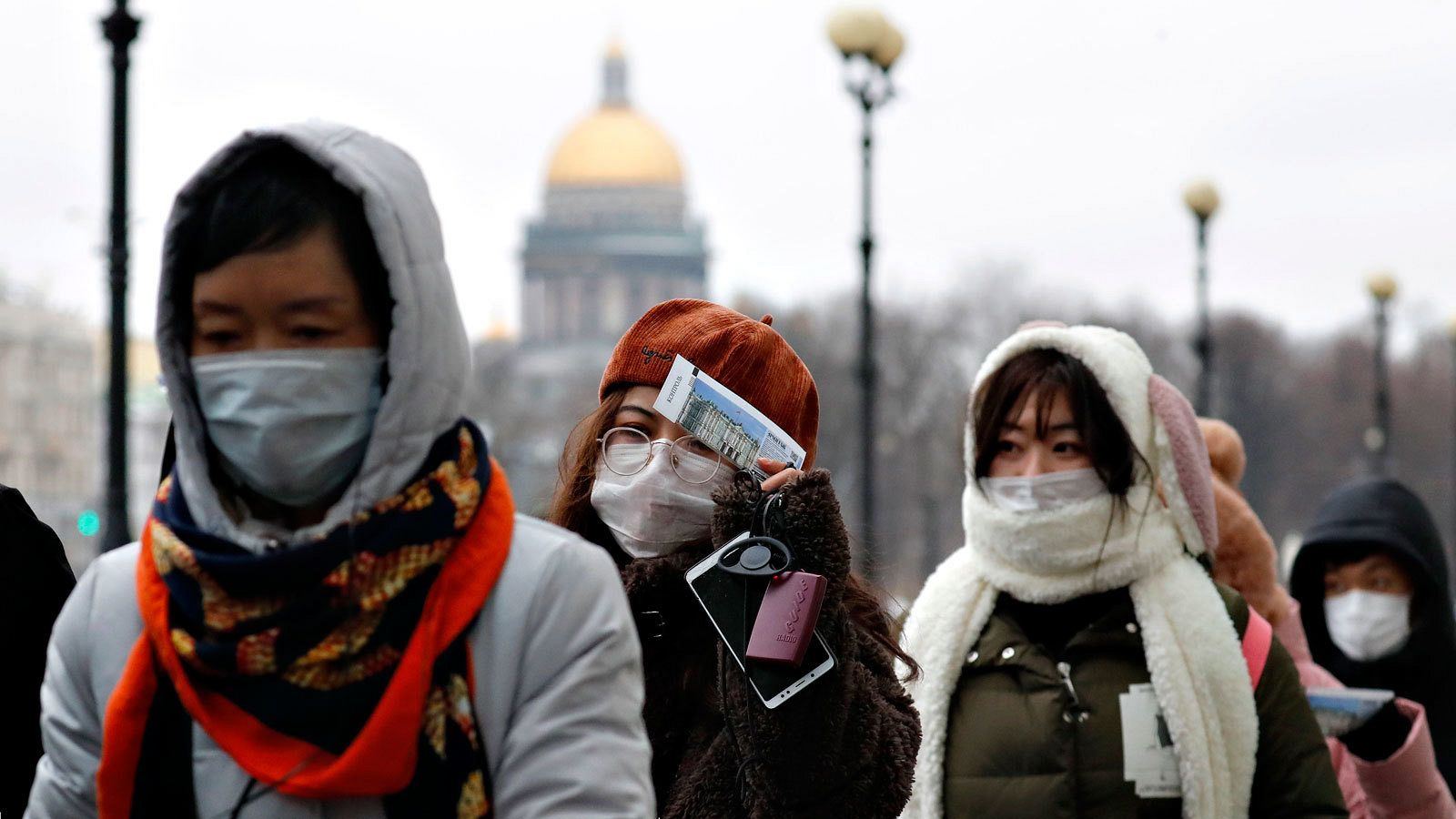 Un grupo de ciudadanos chinos en san Petersburgo, todos ataviados con mascarillas
