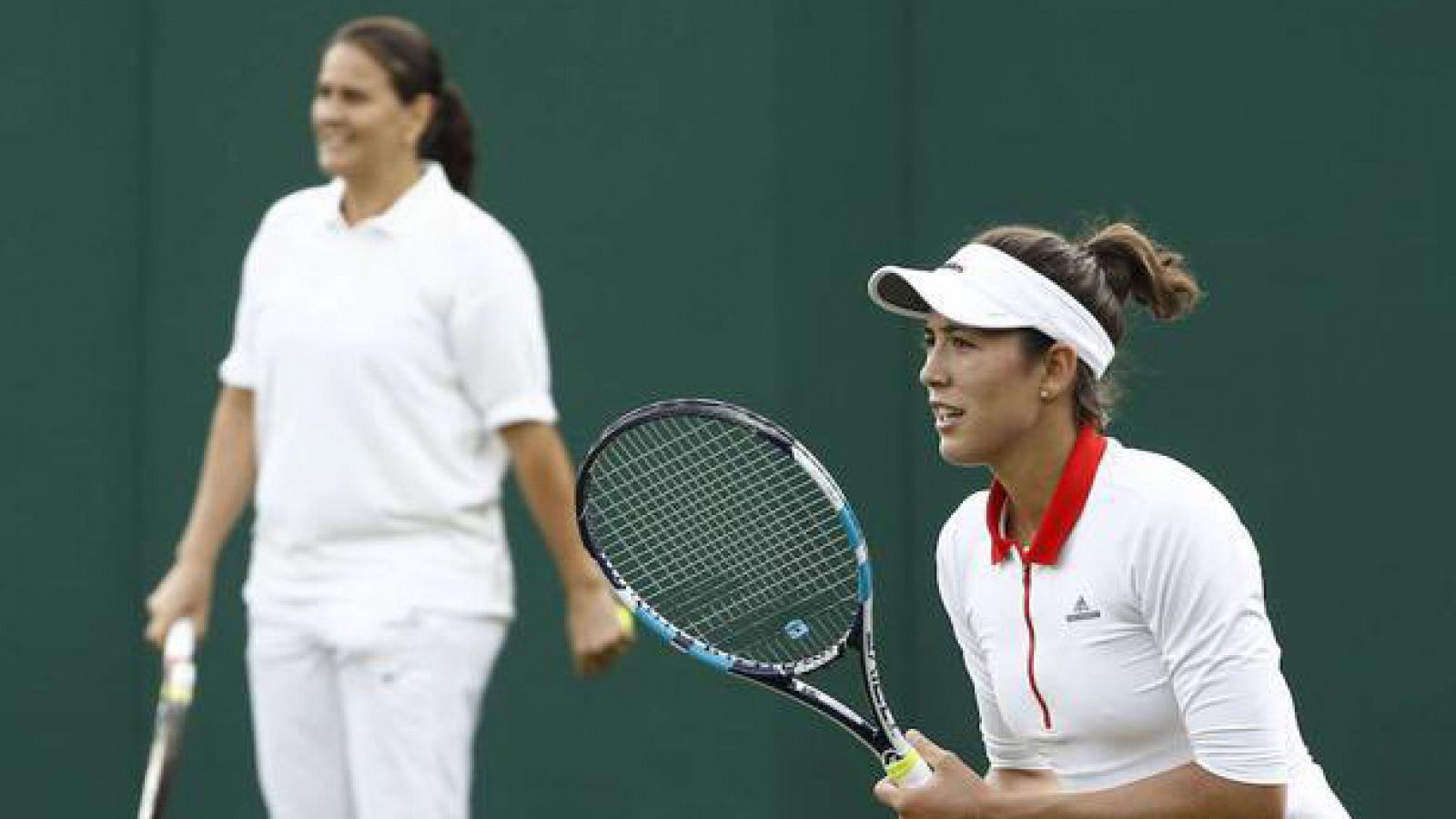La tenista Garbiñe Muguruza entrena bajo la atenta mirada de su entrenadora Conchita Martínez.