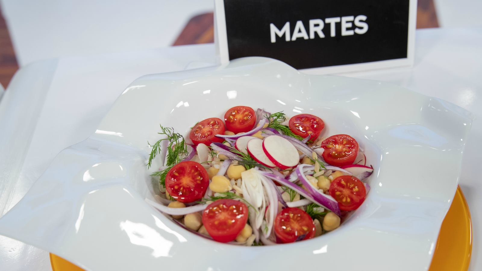 Ensalada de arroz integral y garbanzos vinagreta de naranja