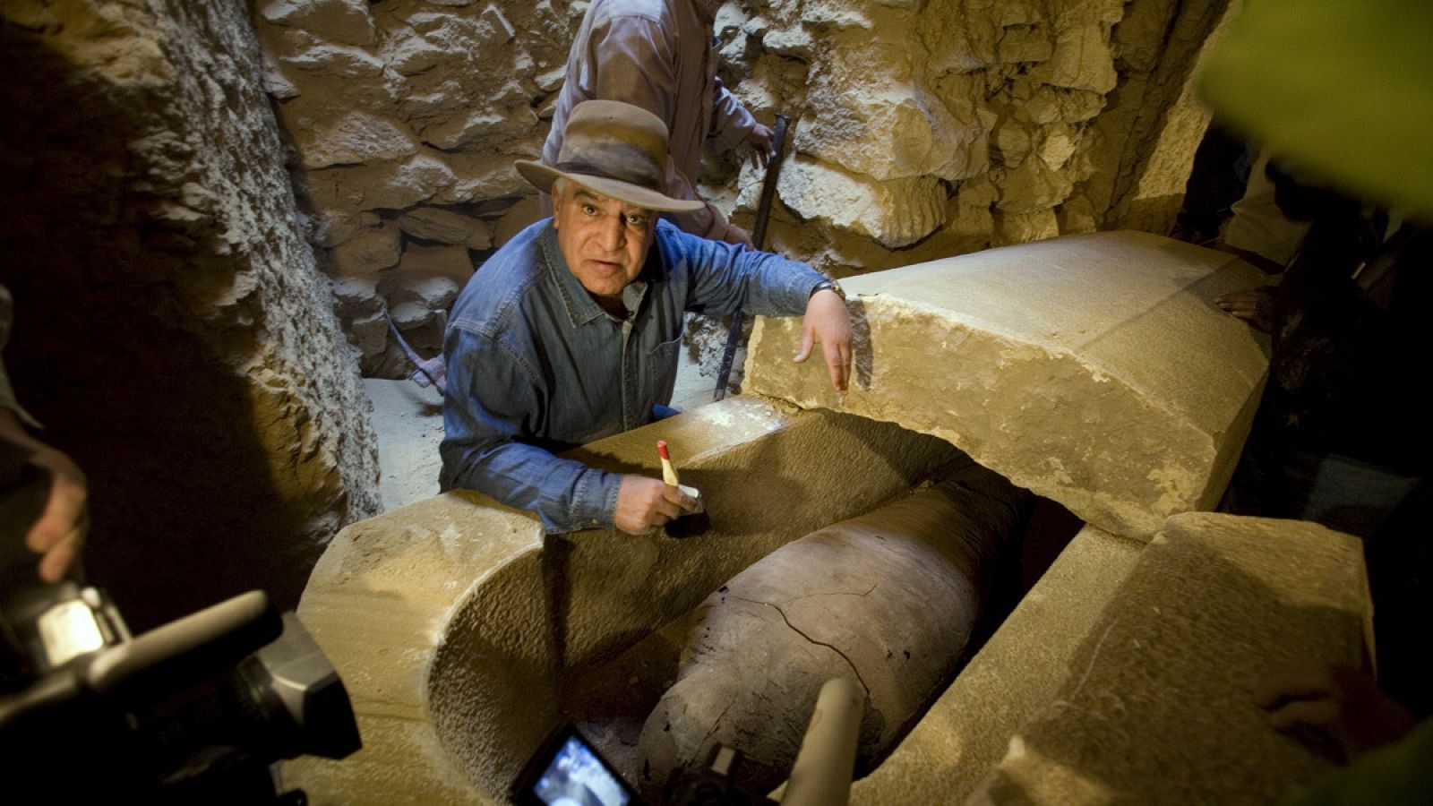 El egiptólogo Zahi Hawass en una imagen de archivo en la pirámide de Saqqara
