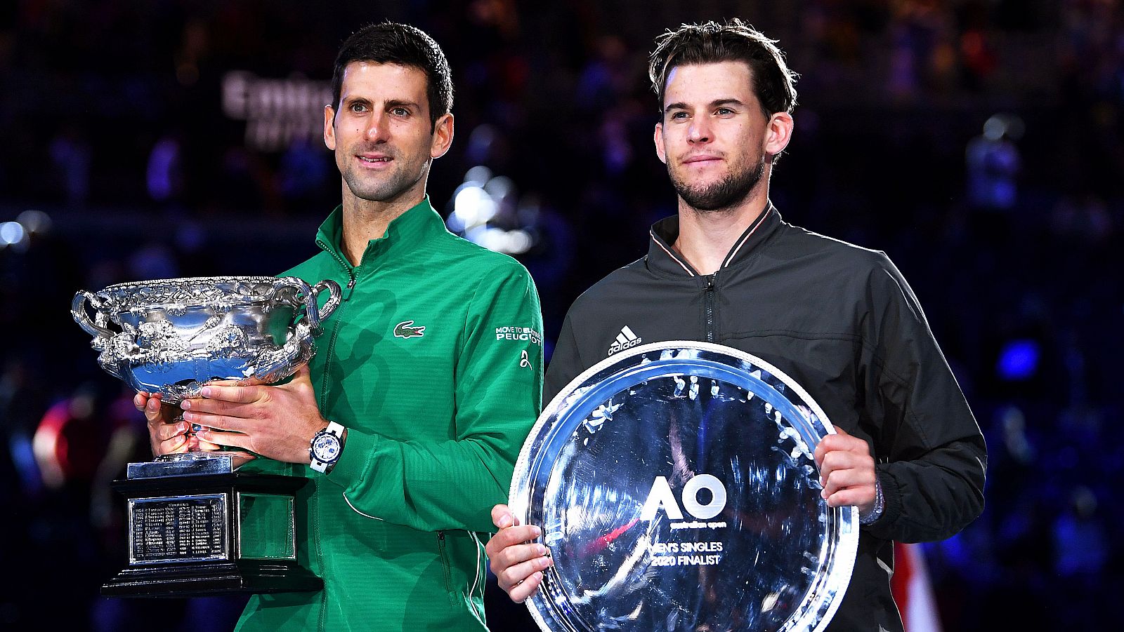 Novak Djokvic y Dominic Thiem posan con sus trofeos tras la final del Abierto de Australia 2020.