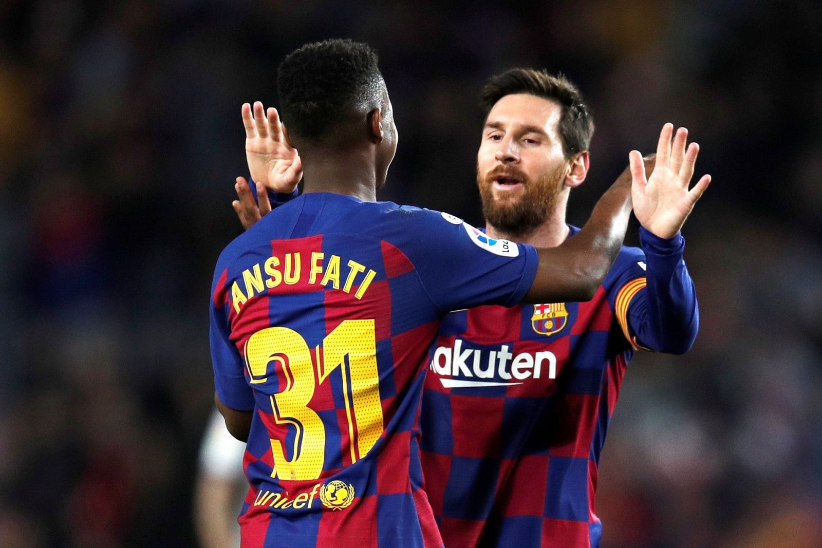 Ansu Fati (i) celebra con Leo Messi tras marcar ante el Levante