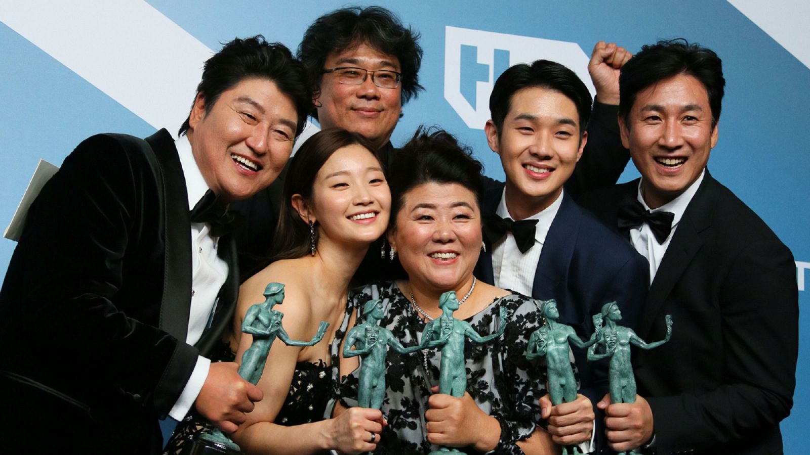 El reparto de 'Parásitos', junto al director Bong Joon-ho, celebra su victoria en los premios del Sindicato de actores.