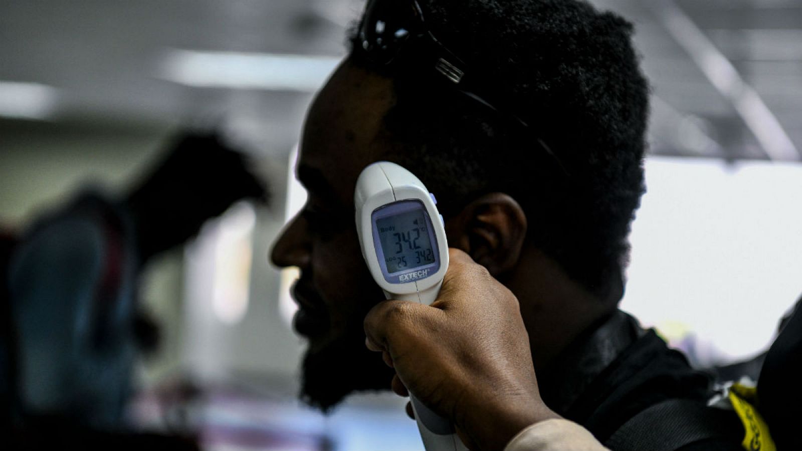 Tomando la temperatura a un hombre en el aeropuerto Internacional Toussaint Louverture de Puerto Príncipe, capital de Haití.