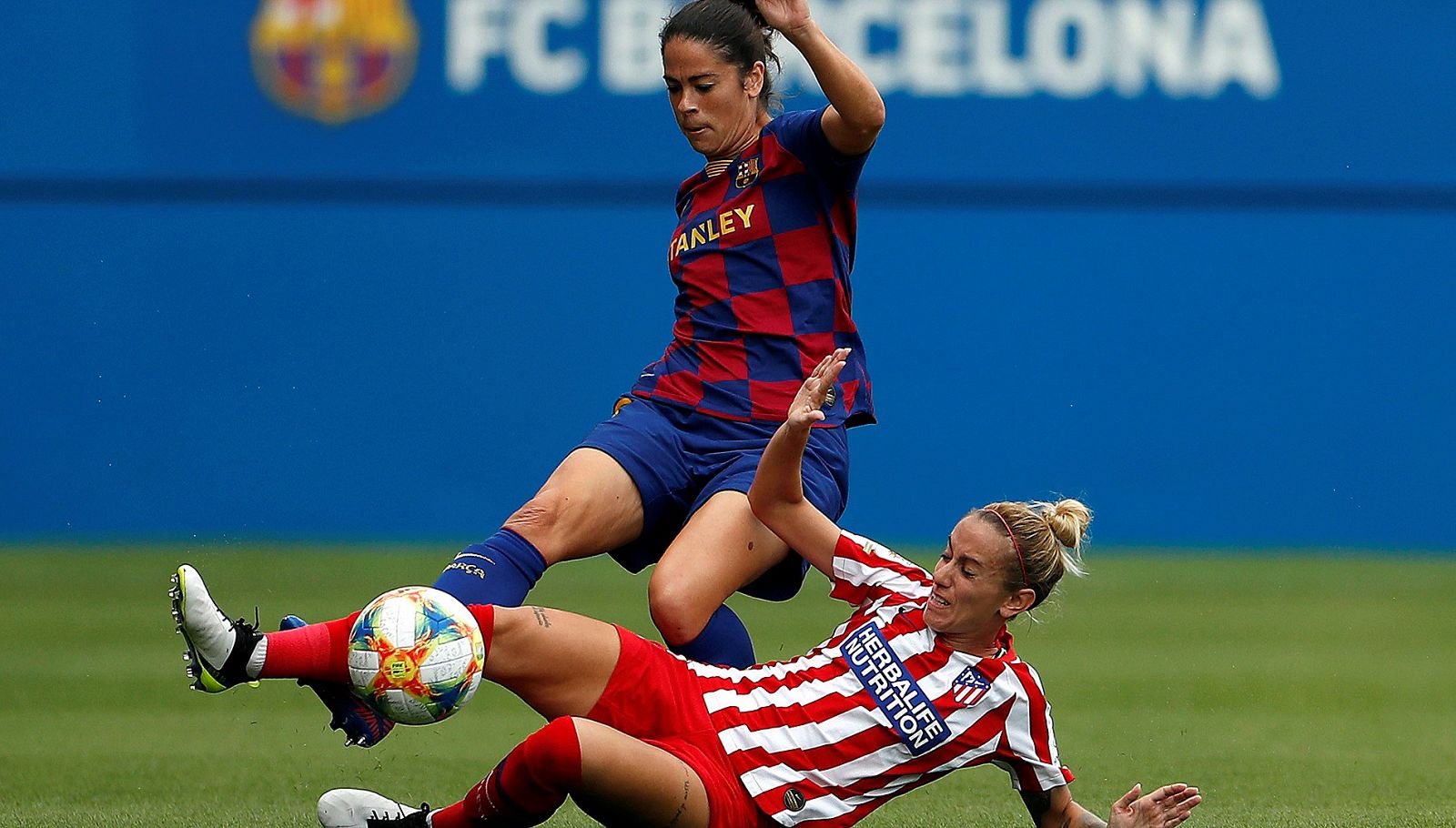 La jugadora del FC Barcelona, Marta, pugna con Menayo, del Atlético de Madrid.