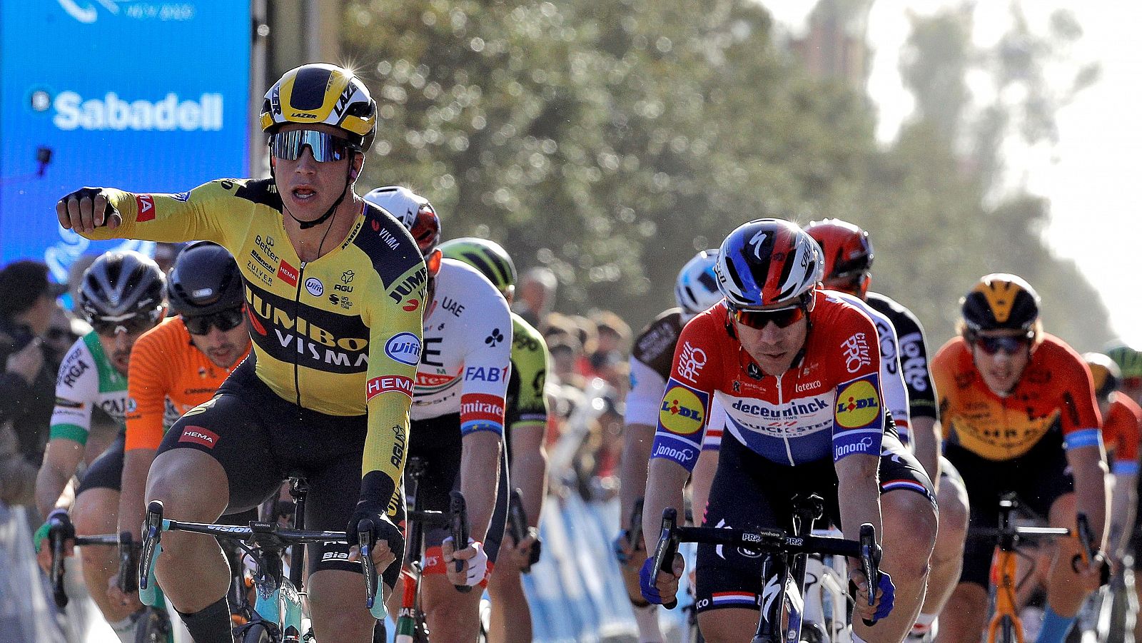 El ciclista holandés Dylan Groenewegen se impone celebra su victoria al esprint en Villarreal.