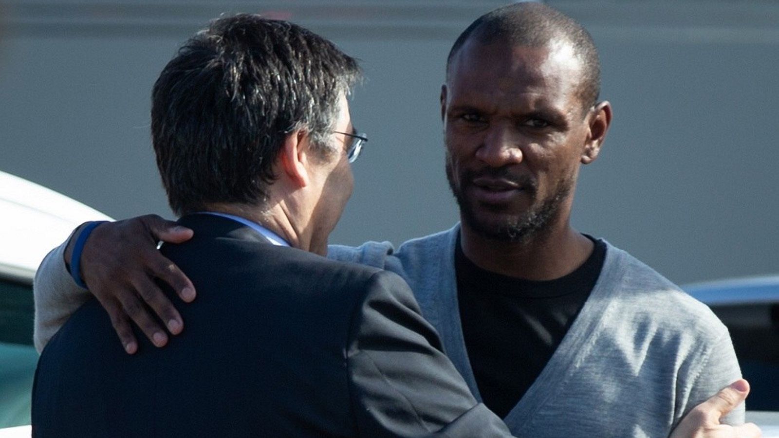 Abidal (d) y Bartomeu en la ciudad deportiva del FC Barcelona