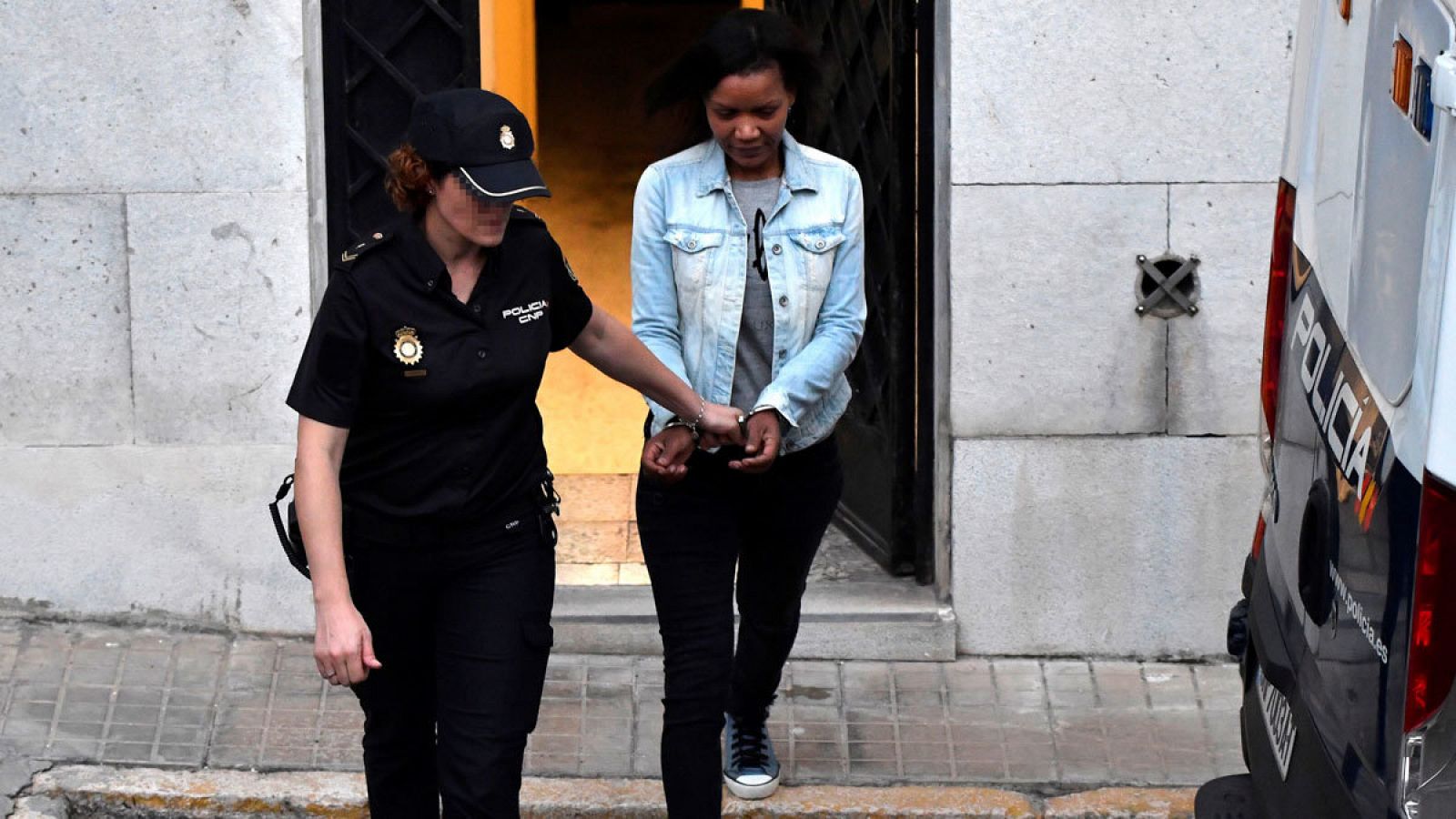  Ana Luisa Quezada es conducida por la policía durante el juicio celebrado en Almeria