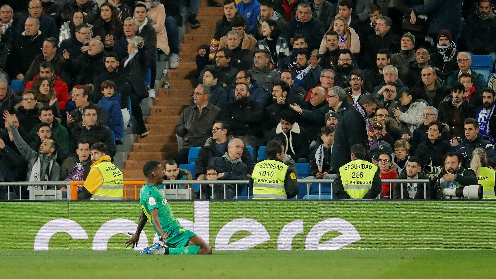 El delantero sueco Alexander Isak celebra su segundo gol ante el Real Madrid en el Santiago Bernabéu.