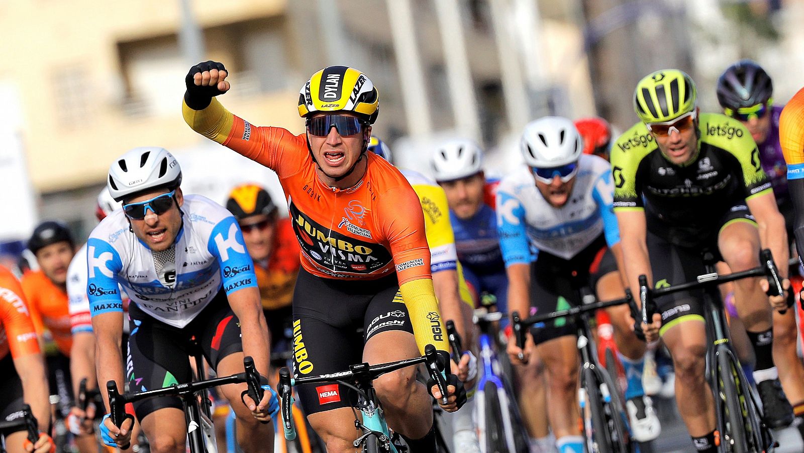 El ciclista holandés Groenewegen levanta los brazos en la meta de Torrevieja.
