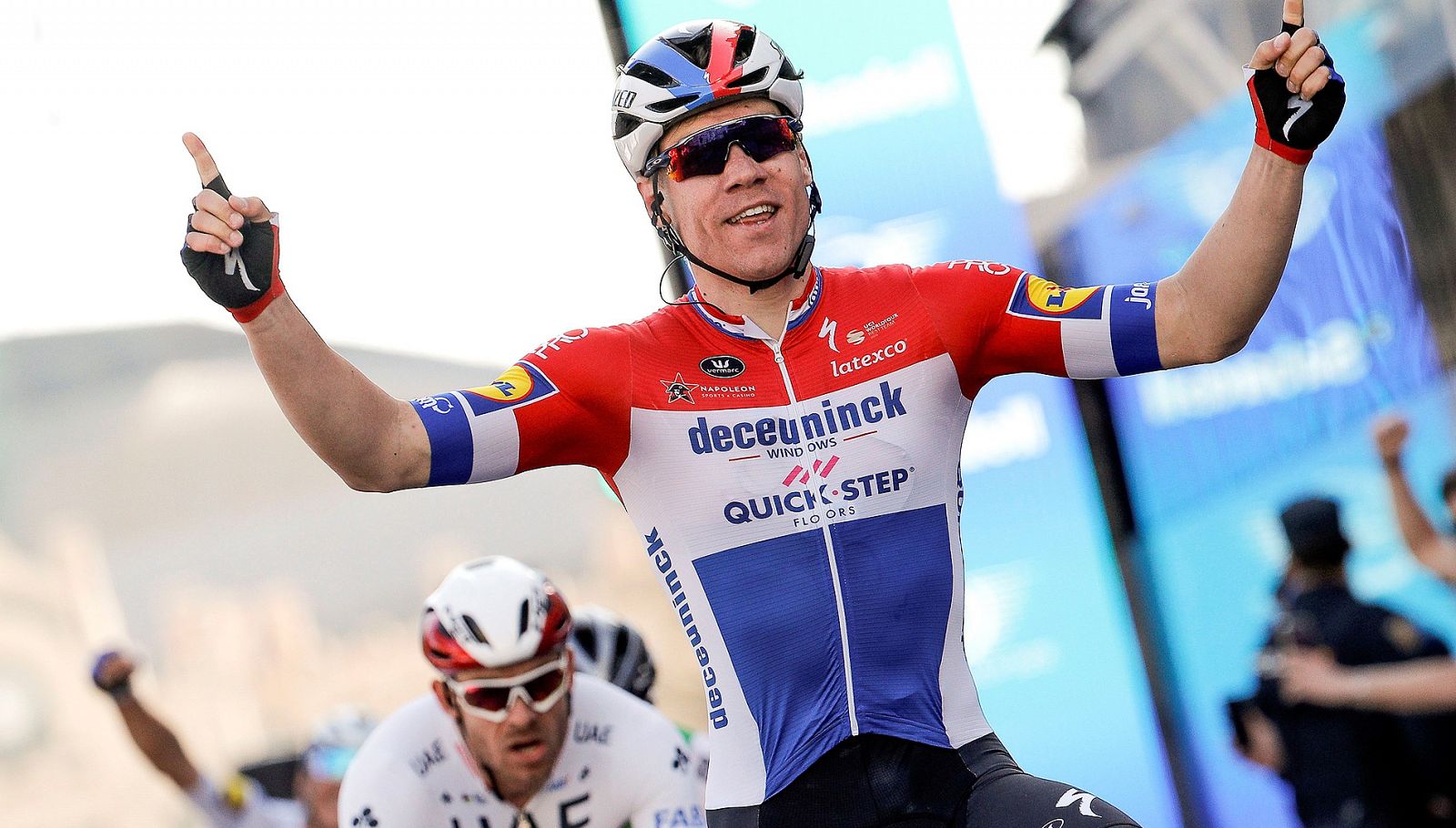 El corredor holandés del equipo Deceuninck - Quick-Step, Fabio Jakobsen, celebra sus victoria en el espirnt de la útlima etapa.
