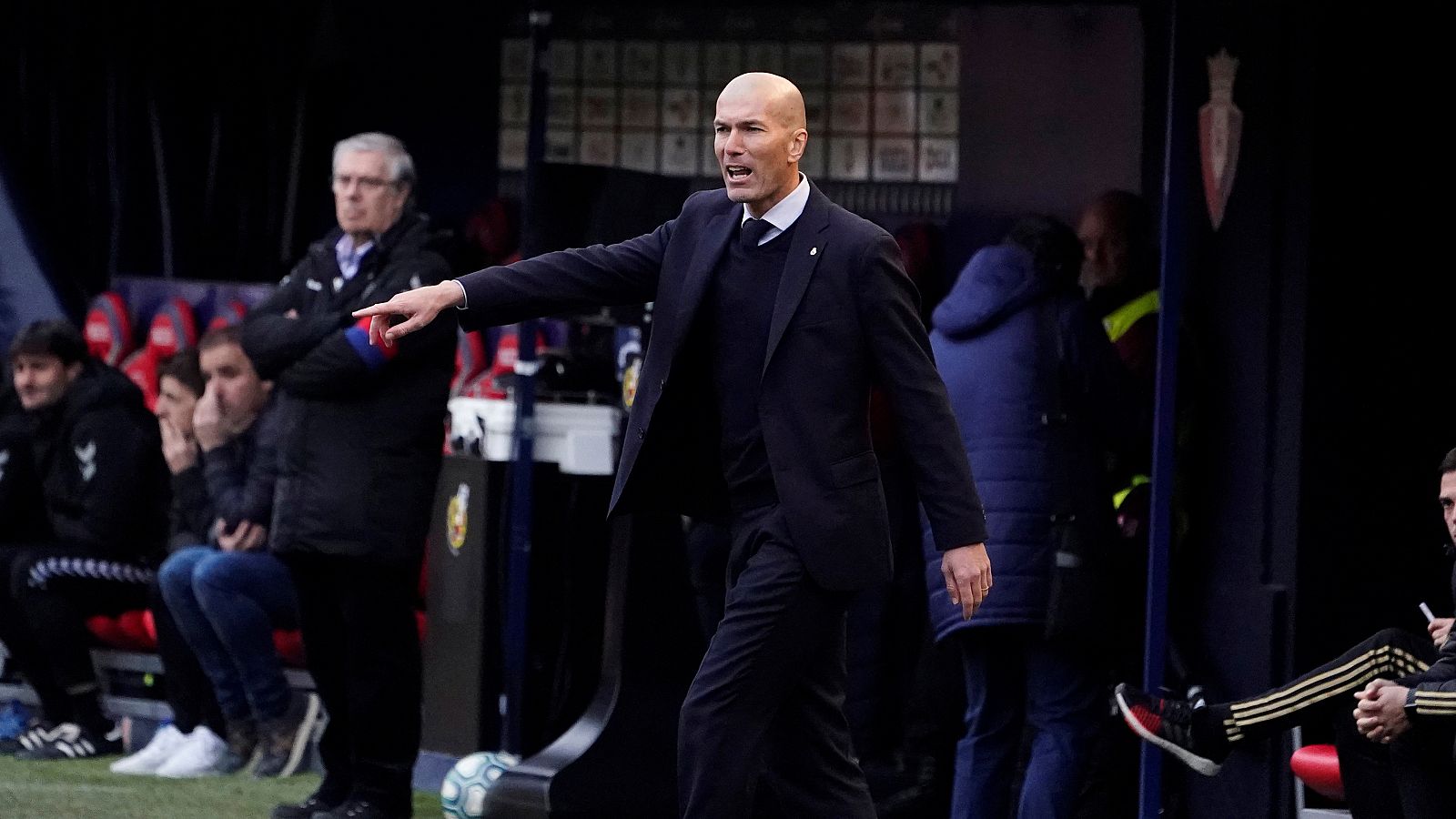 El entrenador del Real Madrid, Zinedine Zidane, durante el encuentro de este domingo frente a Osasuna