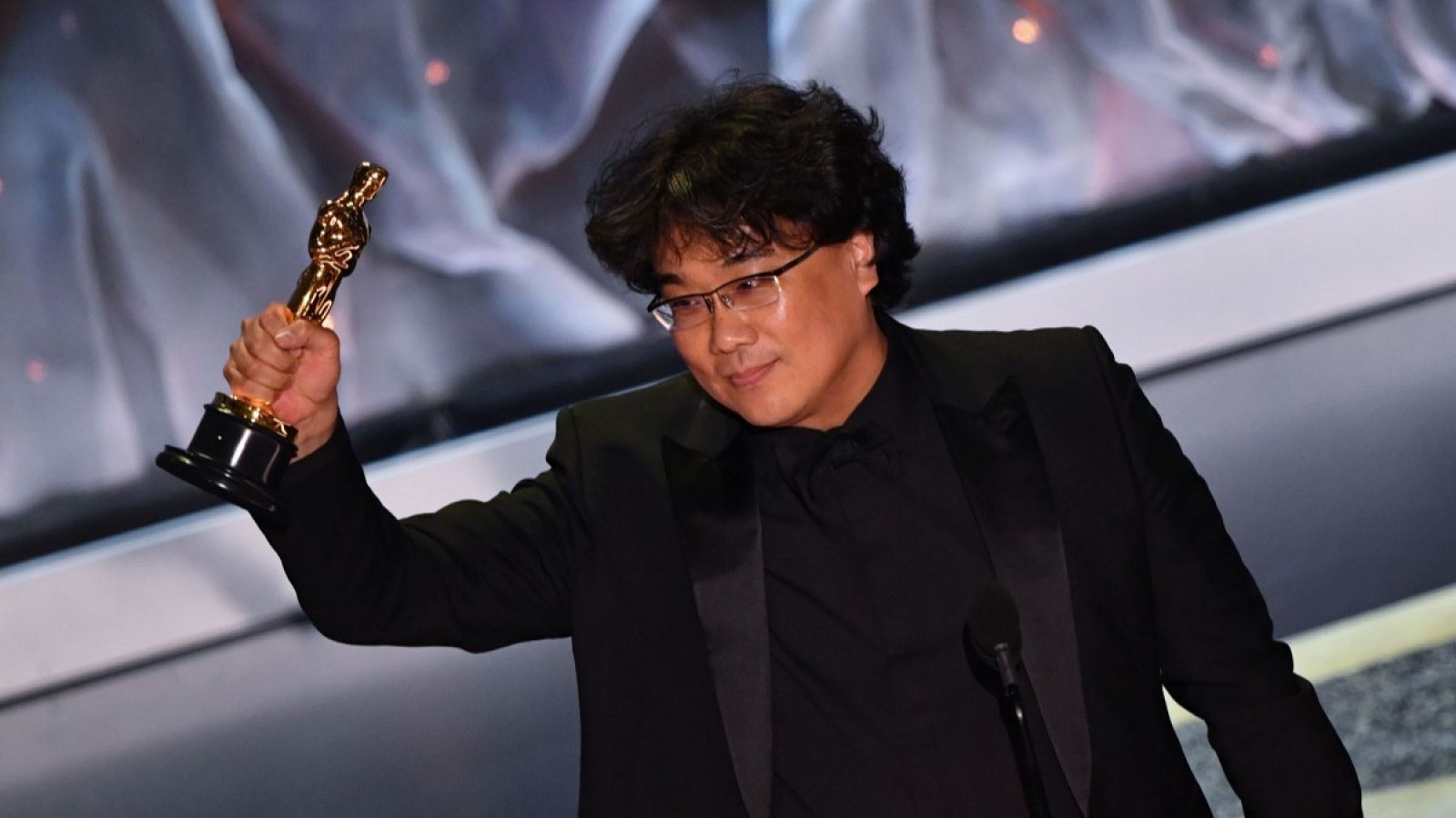 El director coreano posa con su otro Oscar.