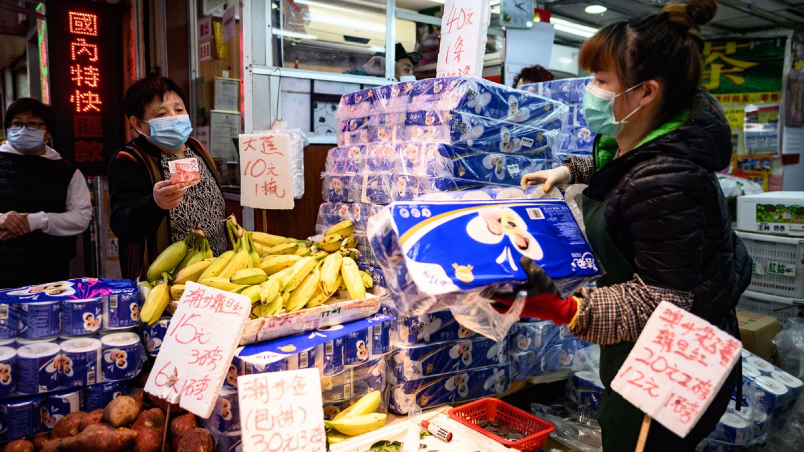 Una mujer compra en una tienda de Hong Kong