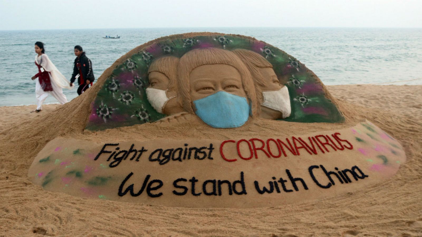 Con el mensaje "Lucha contra el coronavirus, estamos con China", Sudarsan Pattnaik, especialista en trabajar con la arena, ha realizado esta escultura en la playa Puri, en Orissa.