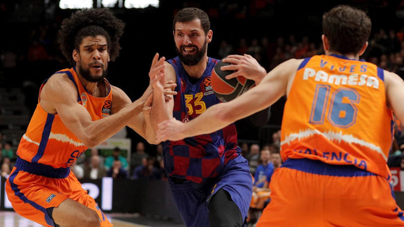 Los jugadores del Valencia Basket, Laberyrie (i) y Guillem Vives (d) Nikola Mirotic (c), del Barcelona.
