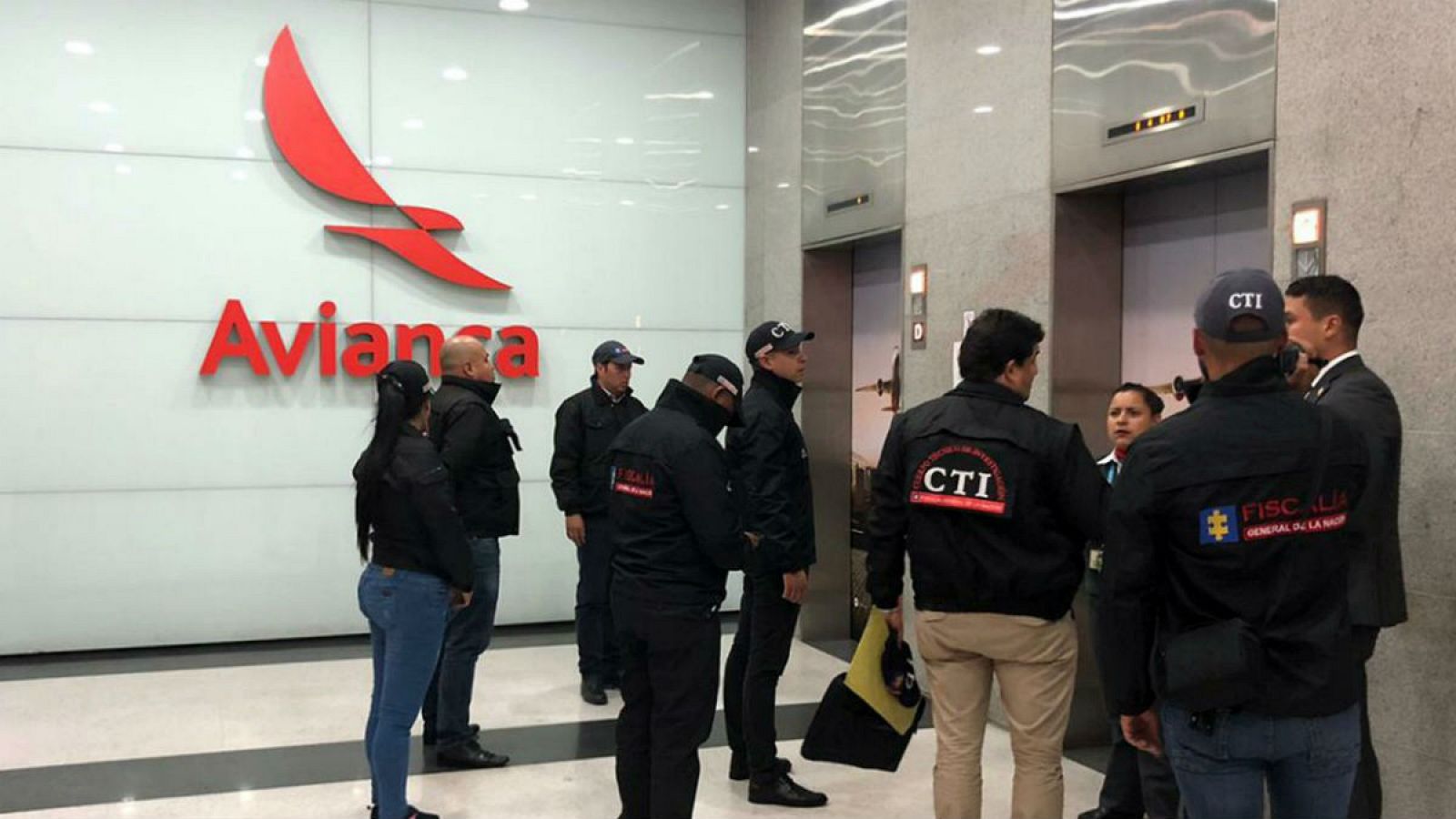 En una fotografía cedida por la Fiscalía colombiana se ve a los agentes judiciales accediendo a las oficinas de la aerolínea.
