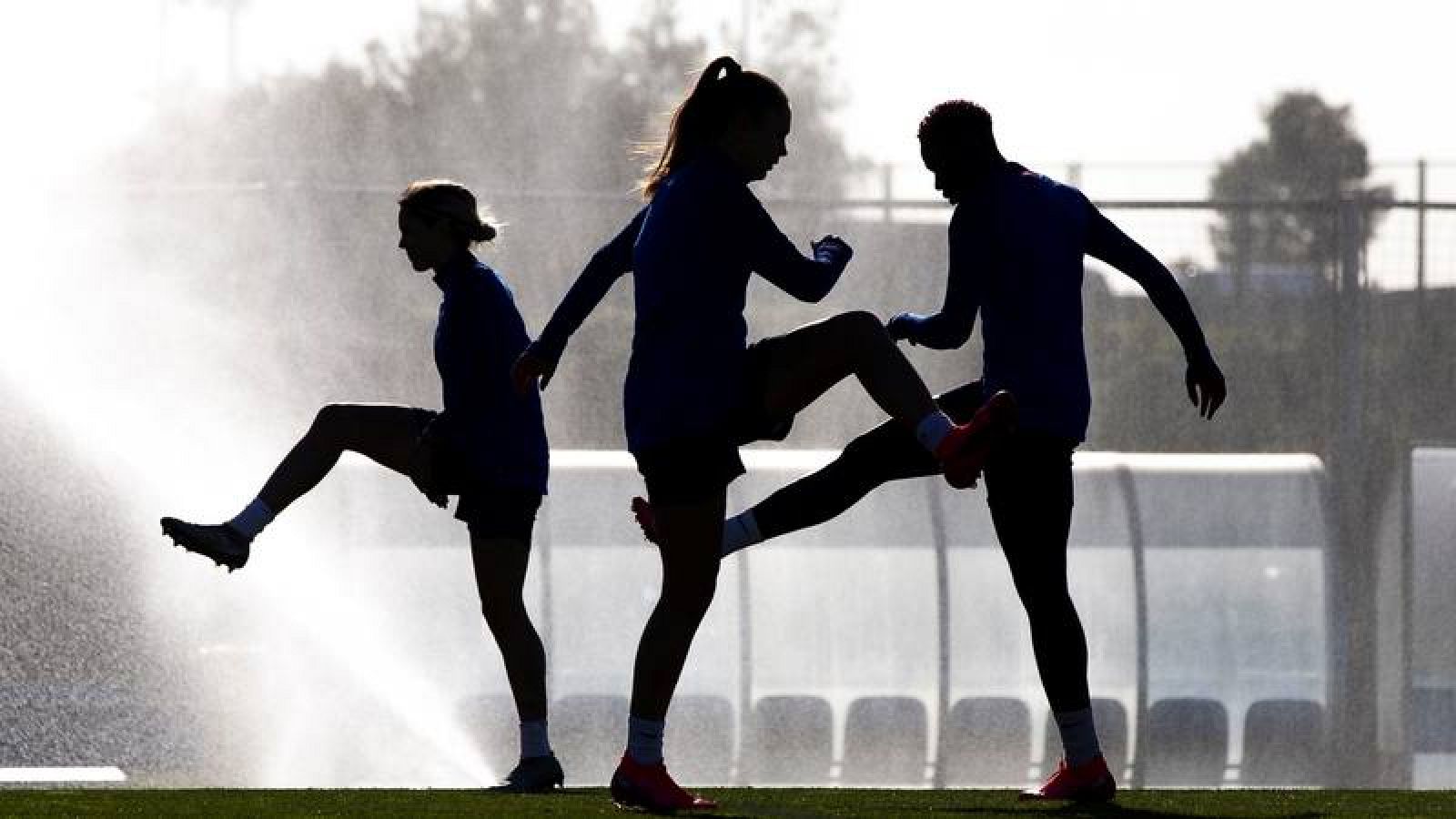  Varias jugadoras del Barça femenino durante el entrenamiento que ha realizado la plantilla azulgrana 