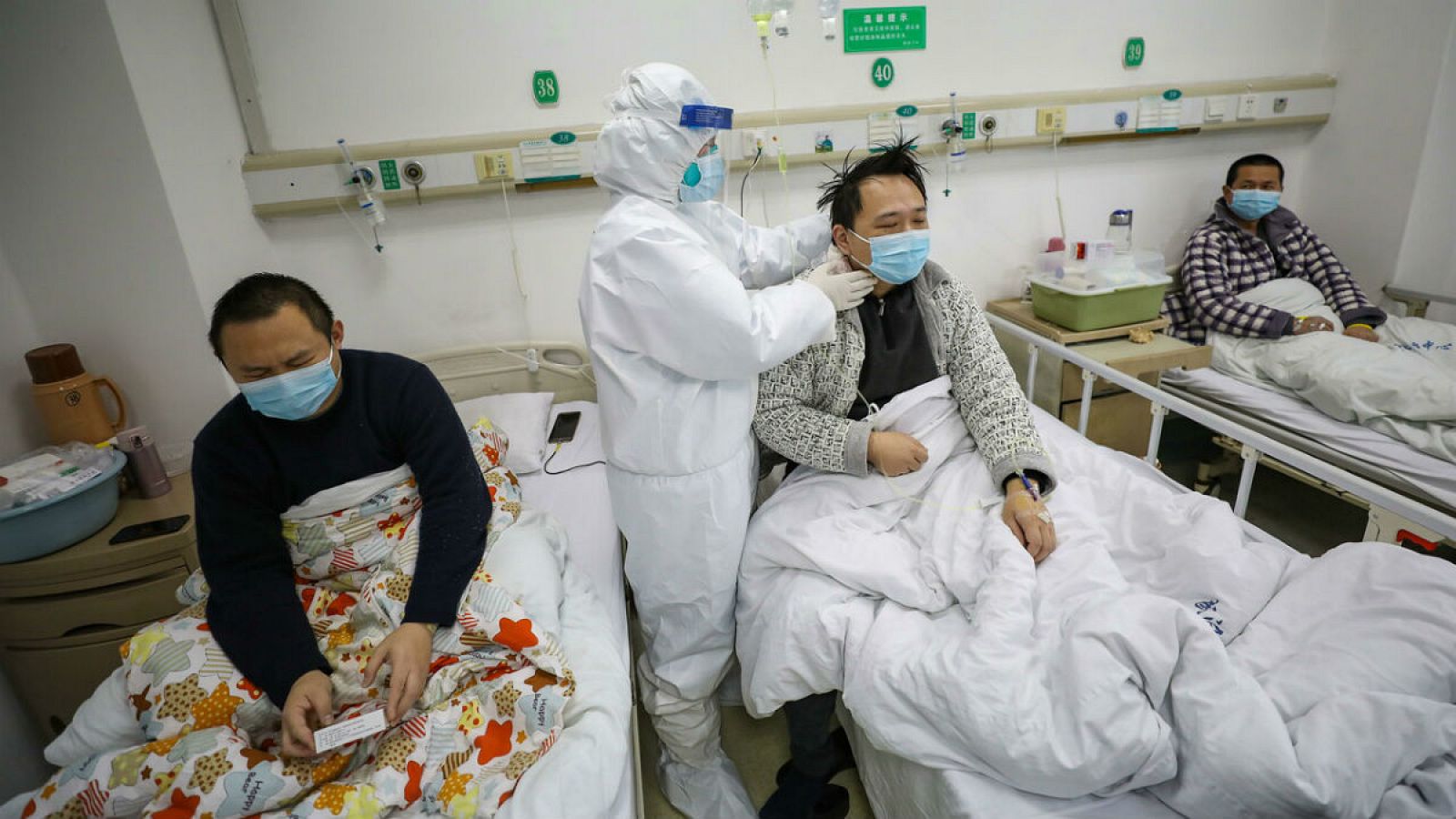 Un médico se encarga de comprobar el estado de un hombre en una camilla, afectado por el Covid-19.