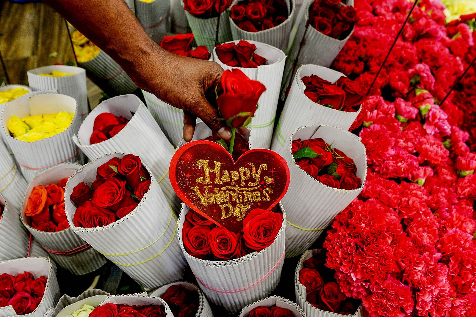  Una floristería llena de rosas rojas por el día de San Valentín