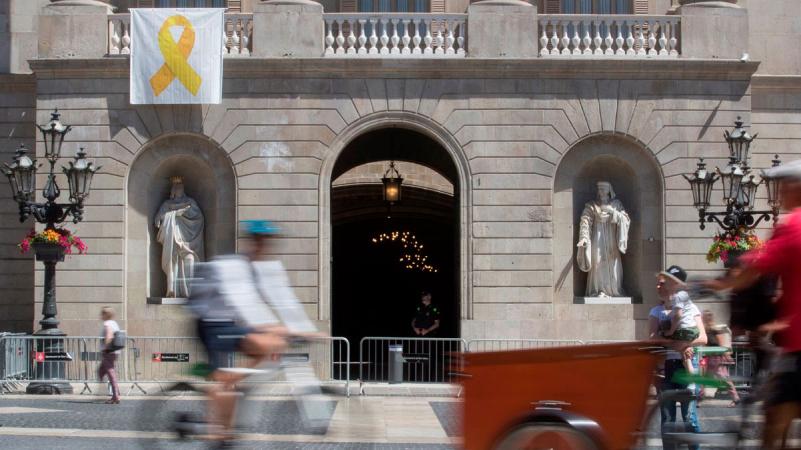 El lazo amarillo en la fachada del Ayuntamiento de Barcelona (17/06/2019)