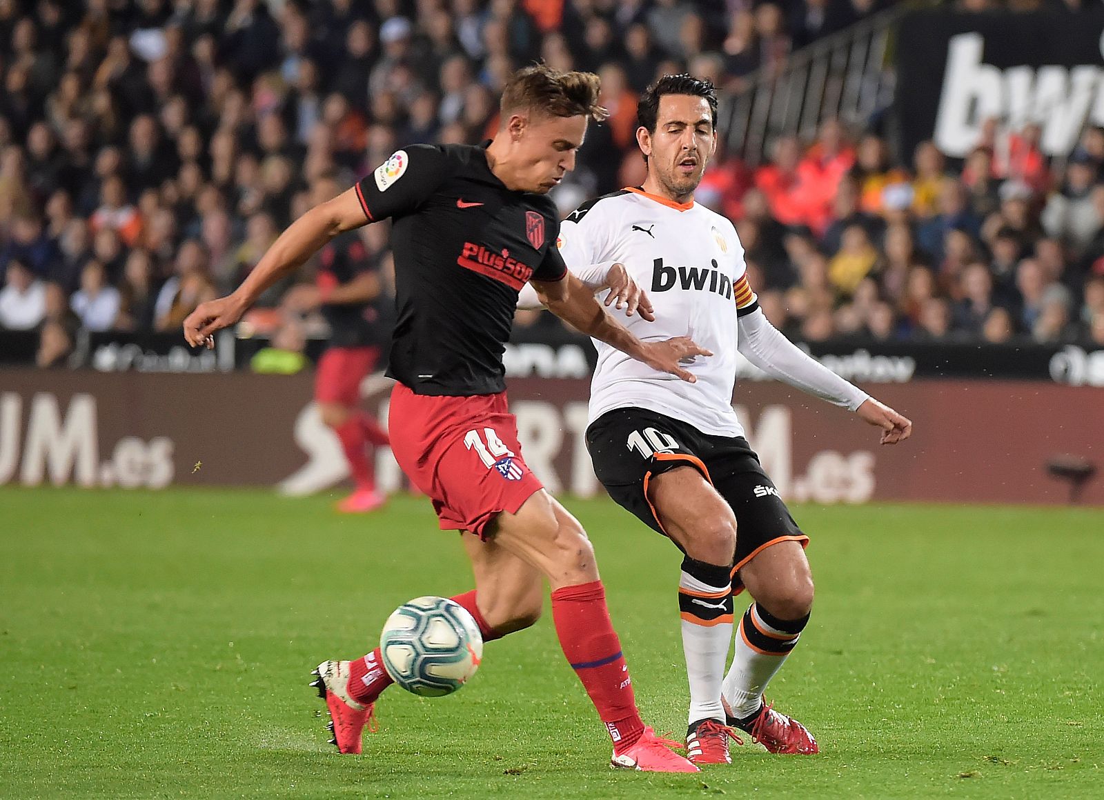 Llorente y Parejo pugnan por un balón dividido