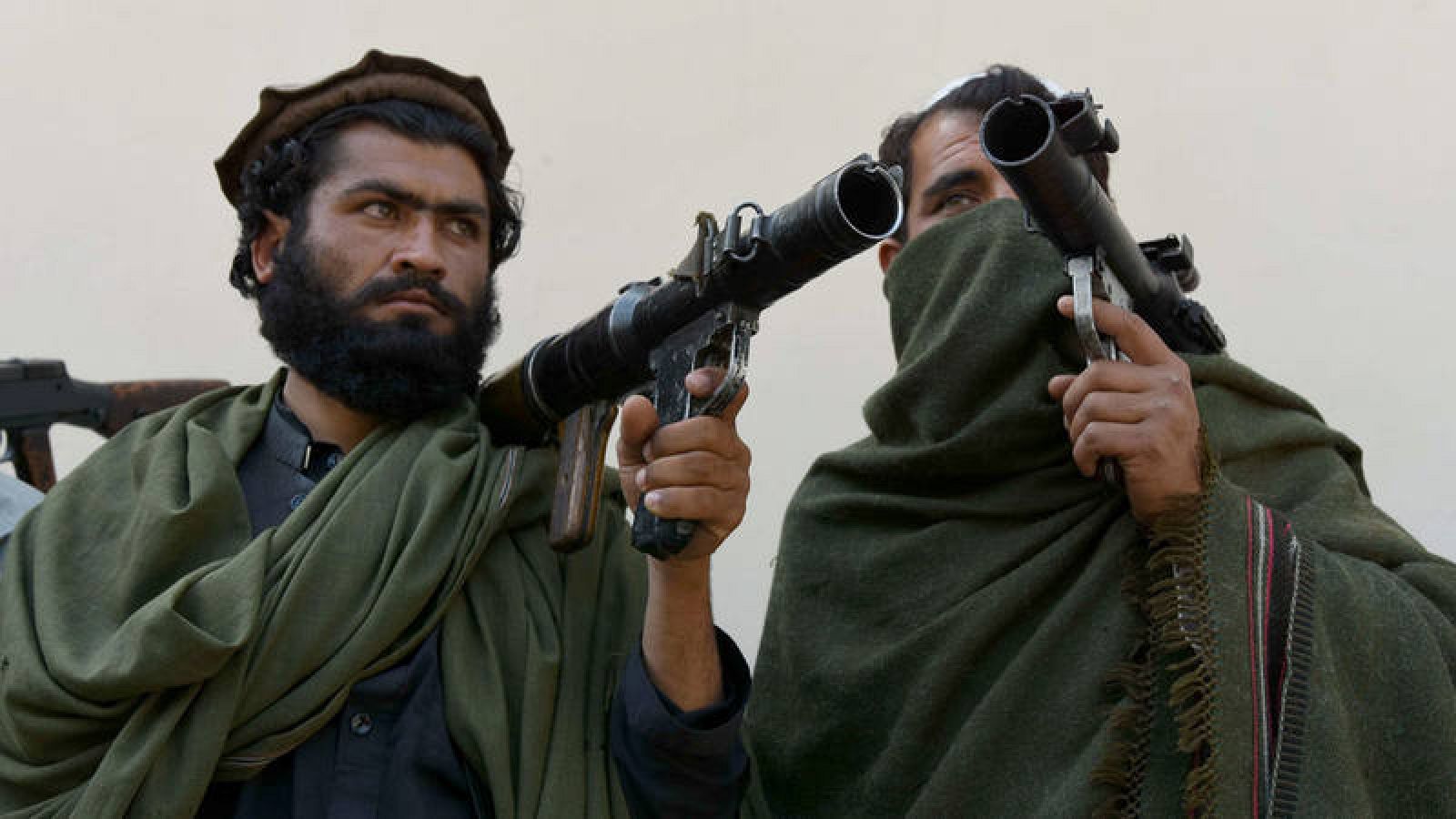 Imagen de dos talibanes en Jalalabad, Afganistán. 