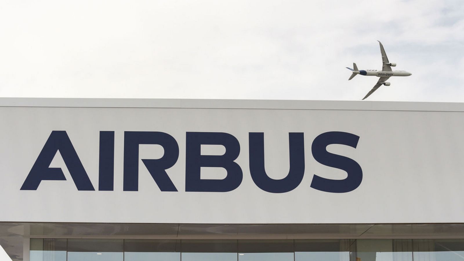 Un avión y el logo de Airbus, en una imagen de archivo