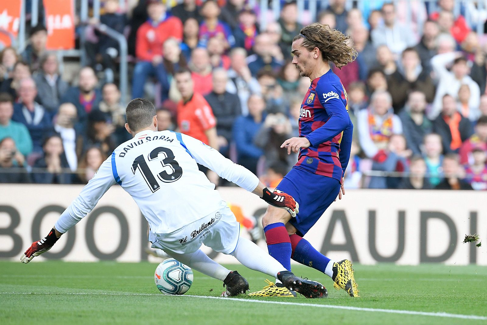 Griezmann (d) marca ante el portero del Getafe, Soria.