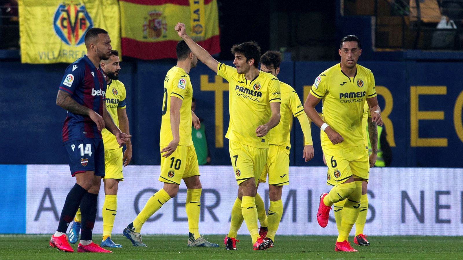 El delantero del Villarreal Gerard Moreno (c) celebra el primer gol ante el Levante