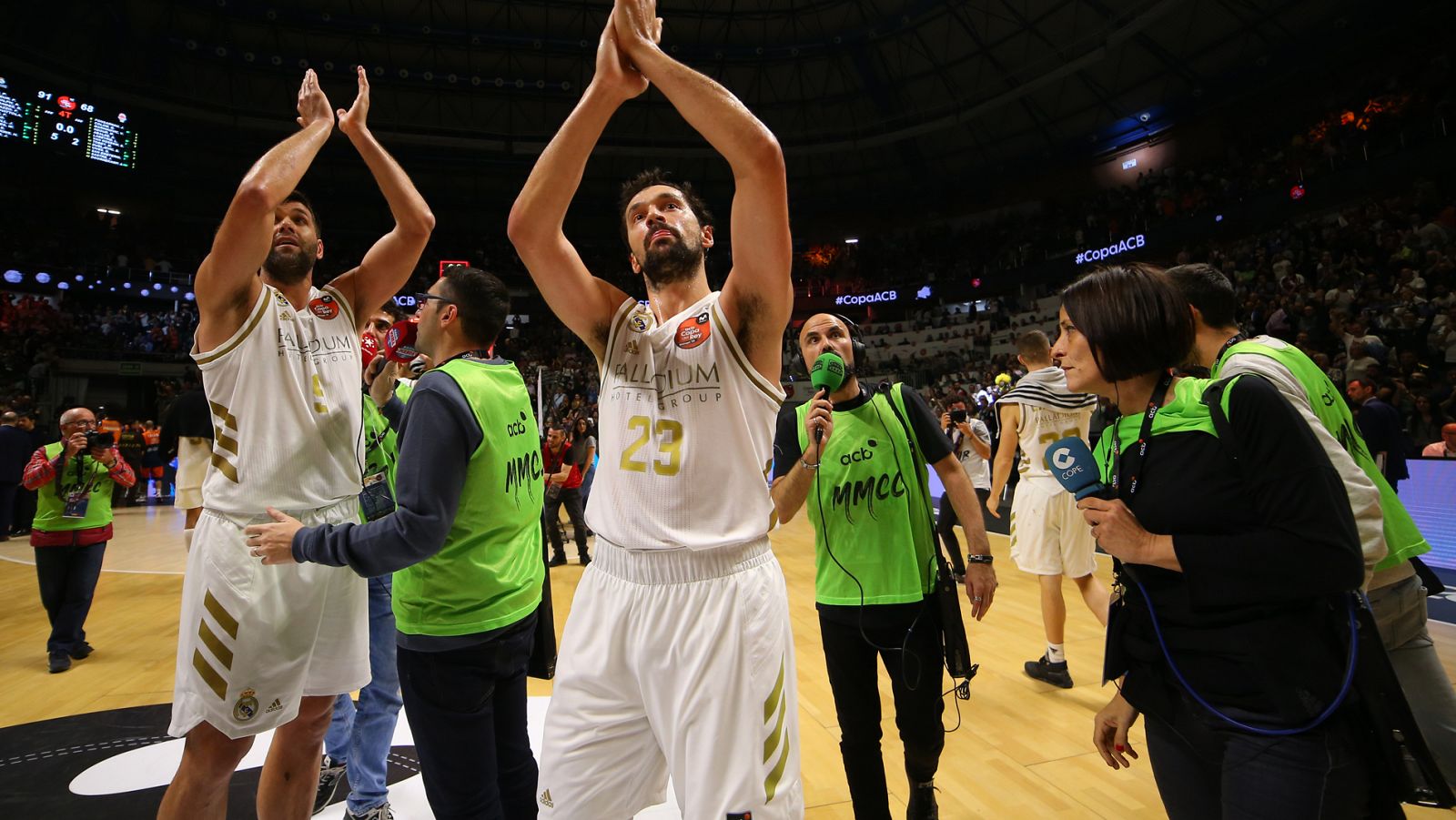 Felipe Reyes y Sergio Llull celebran la victoria ante el Valencia Basket.