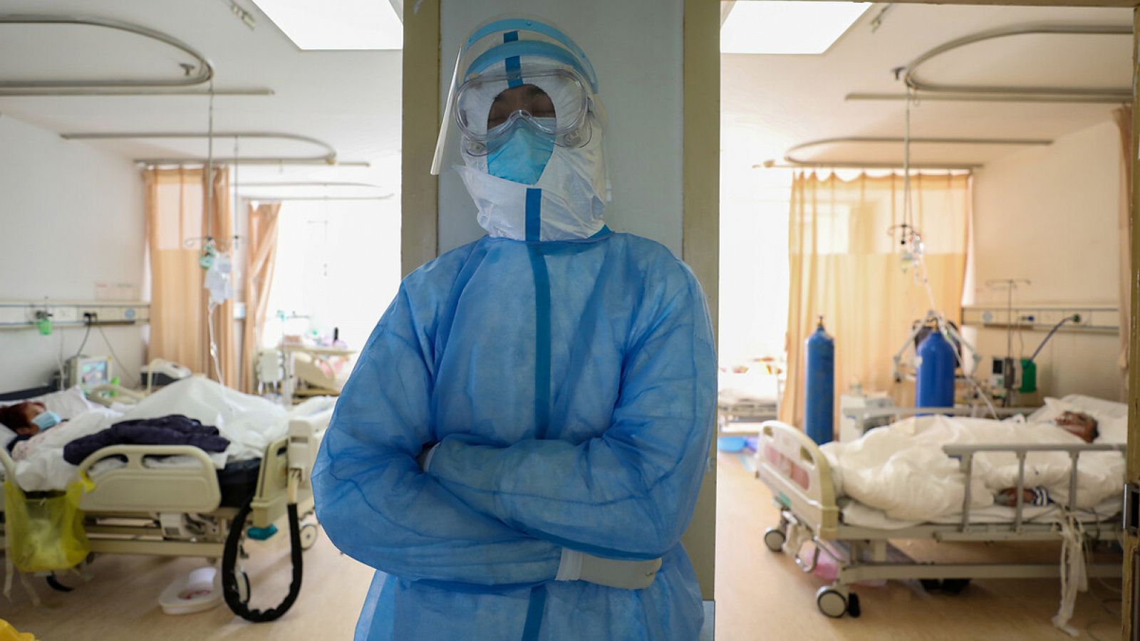 Un trabajador sanitario se toma un respiro mientras atiende a pacientes de coronavirus COVID-19 en el hospital de la Cruz Roja en Wuhan, provincia de Hubei, China. China Daily via REUTERS