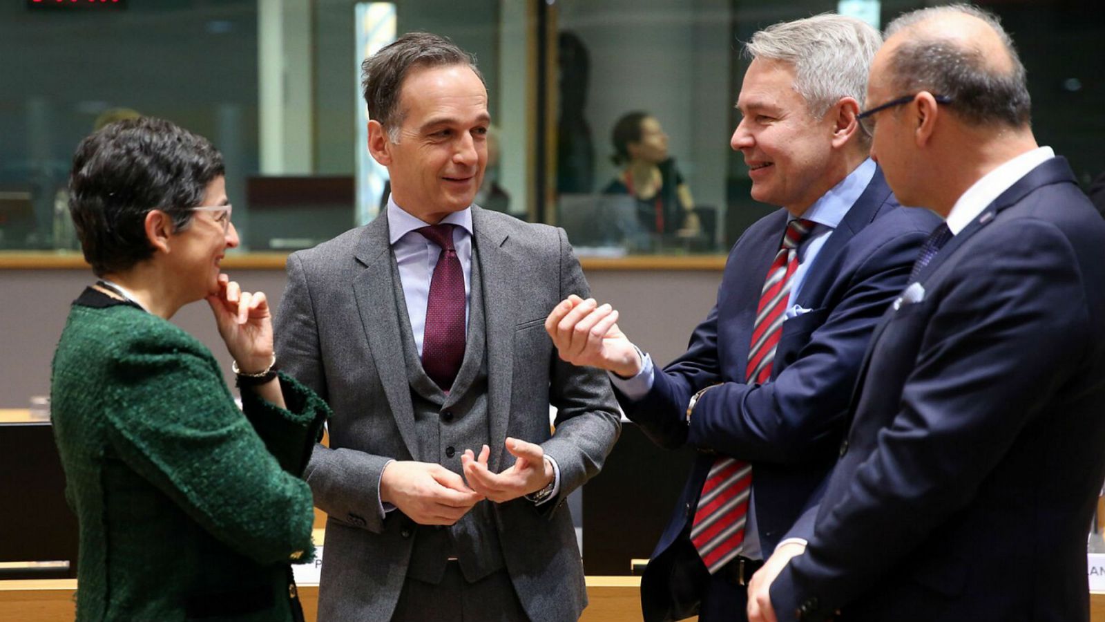 González Laya charla con otros representantes durante el Consejo de ministros de Exteriores de la UE