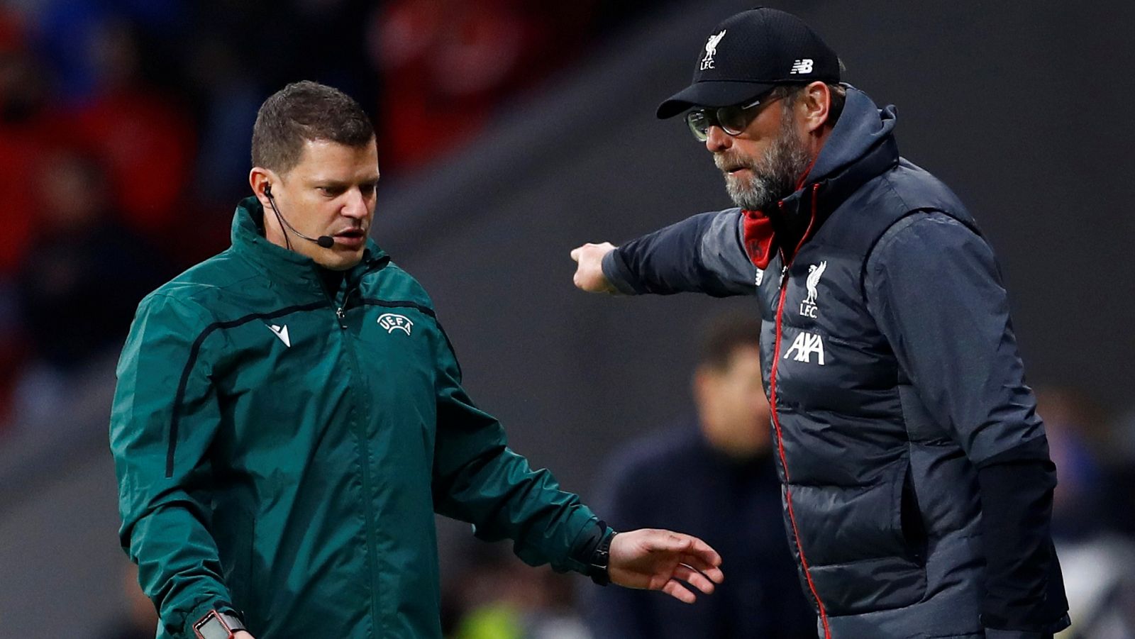 El entrenador del Liverpool, Jurgen Klopp, protesta al cuarto árbitro en el partido contra el Atlético de Madrid.