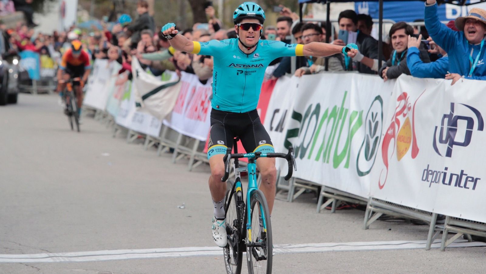 El ciclista danés Jakob Fuglsang, celebra la victoria en la primera etapa de la Vuelta a Andalucía.