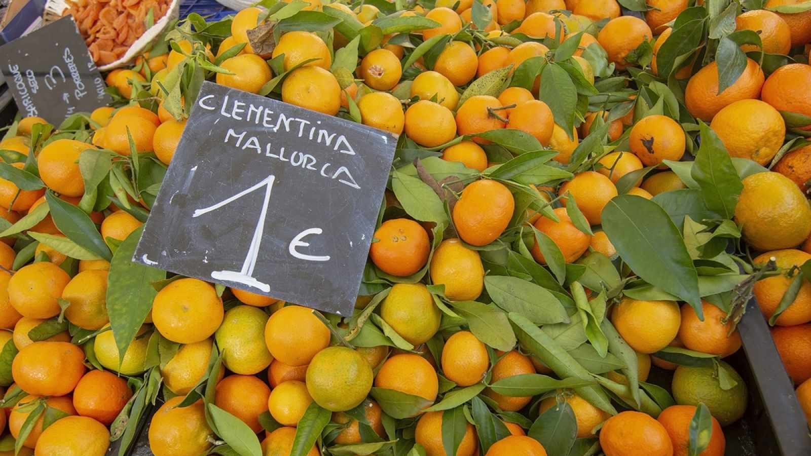 Unas mandarinas en un mercado tradicional