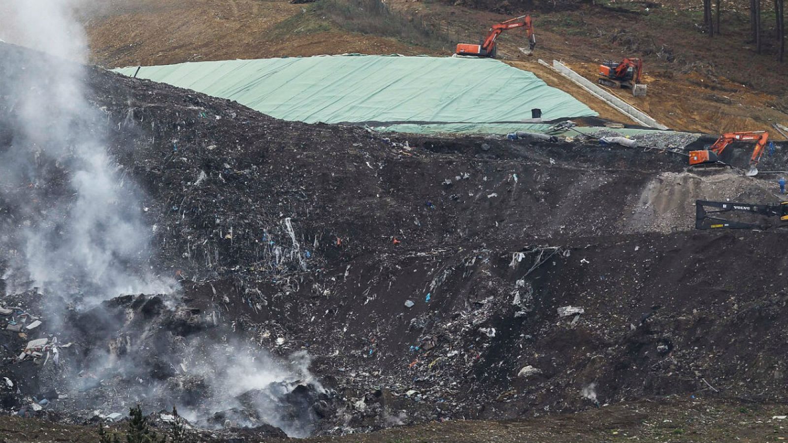 Imagen de archivo de los equipos de extinción apagando el fuego del vertedero.