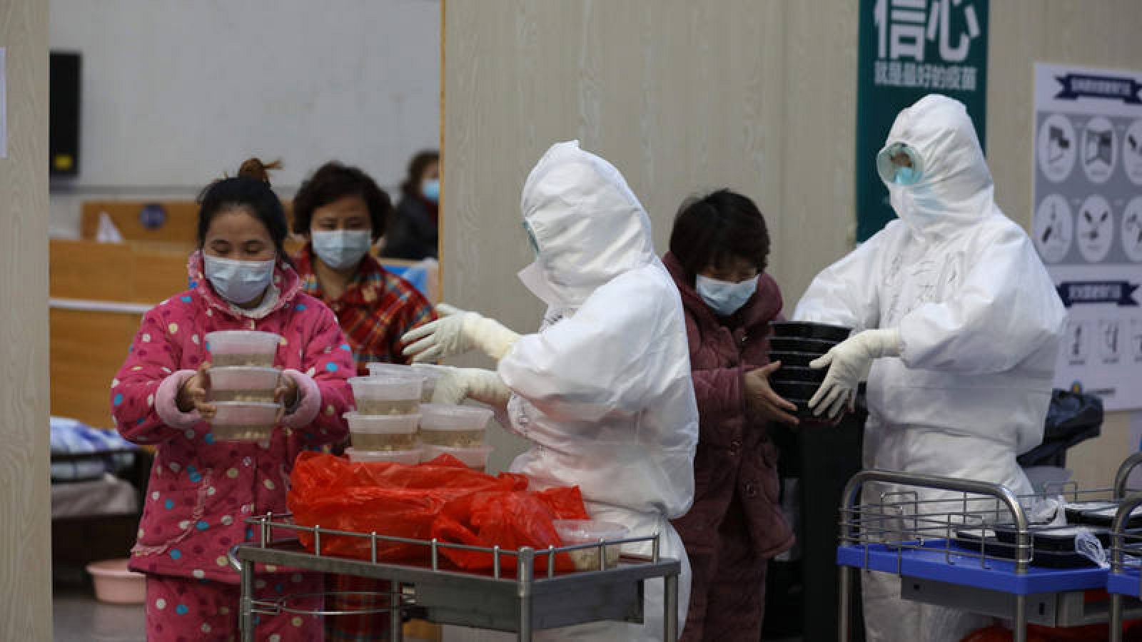 Personal sanitario repartiendo comida a pacientes con coronavirus en un hospital de Wuhan, China. 