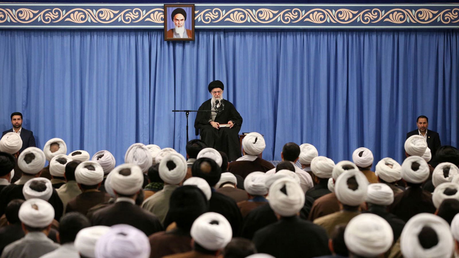 El líder iraní, el ayatolá Jamenei, habla durante una reunión en Teherán, Irán