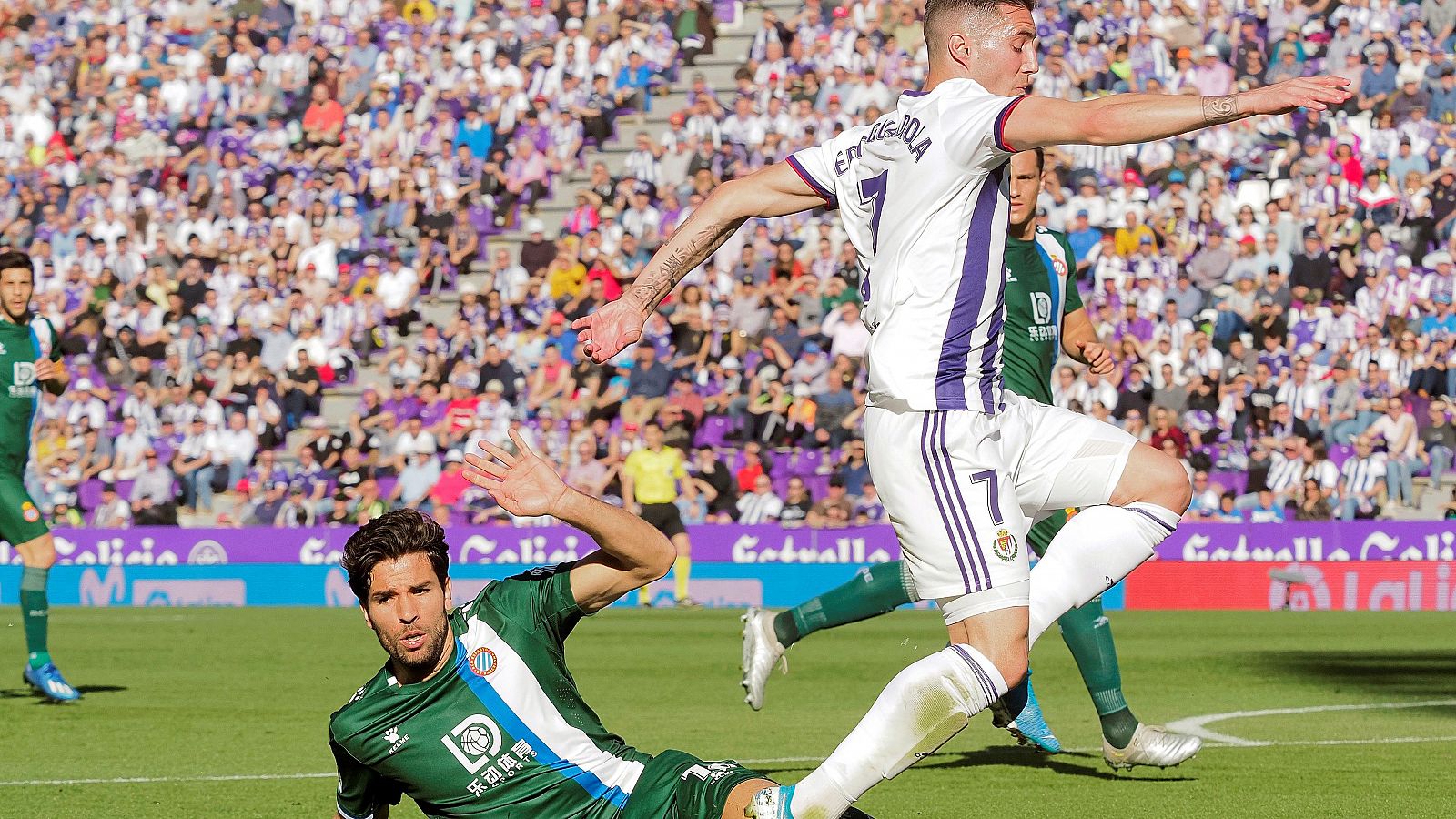 El jugador del RCD Espanyol Cabrera pelea por el balón con el jugador del Real Valladolid Guardiola.