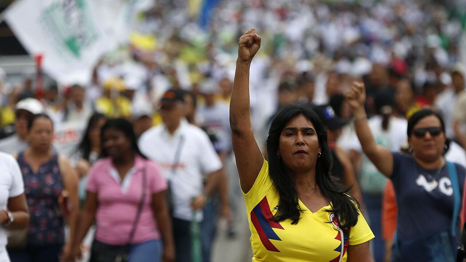 Una mujer participa en una marcha durante una jornada nacional de movilizaciones en contra del presidente de Colombia Iván Duque el 21 de febrero en Cali (Colombia). EFE/Ernesto Guzman Jr