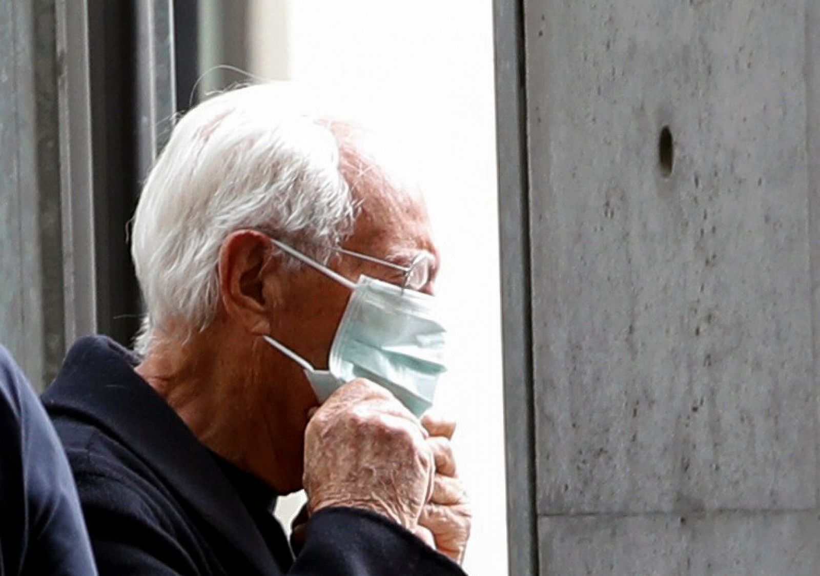 Giorgio Armani se coloca la mascarilla