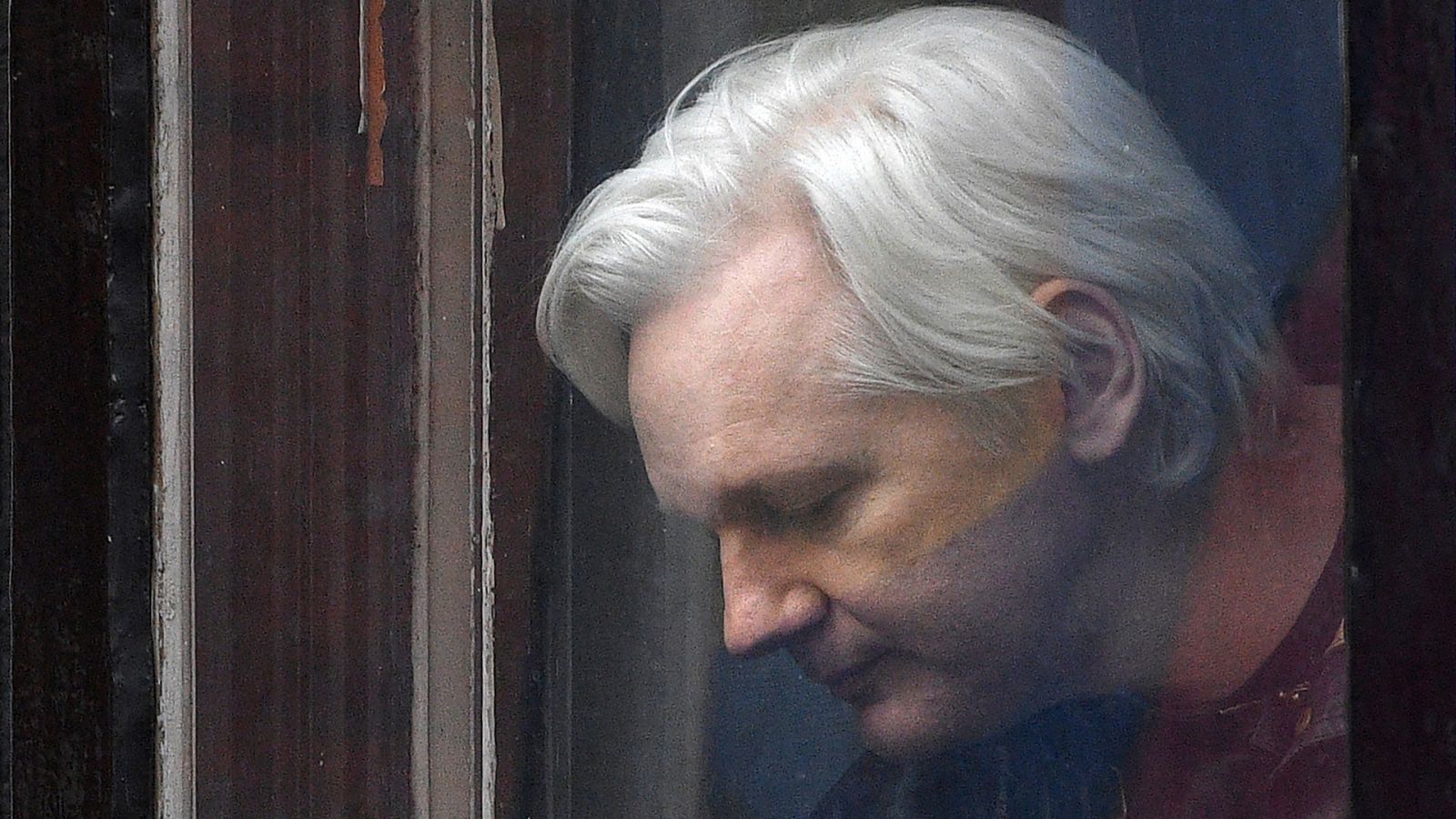 Julian Assange, fundador de WikiLeaks, en la embajada de Ecuador en Londres