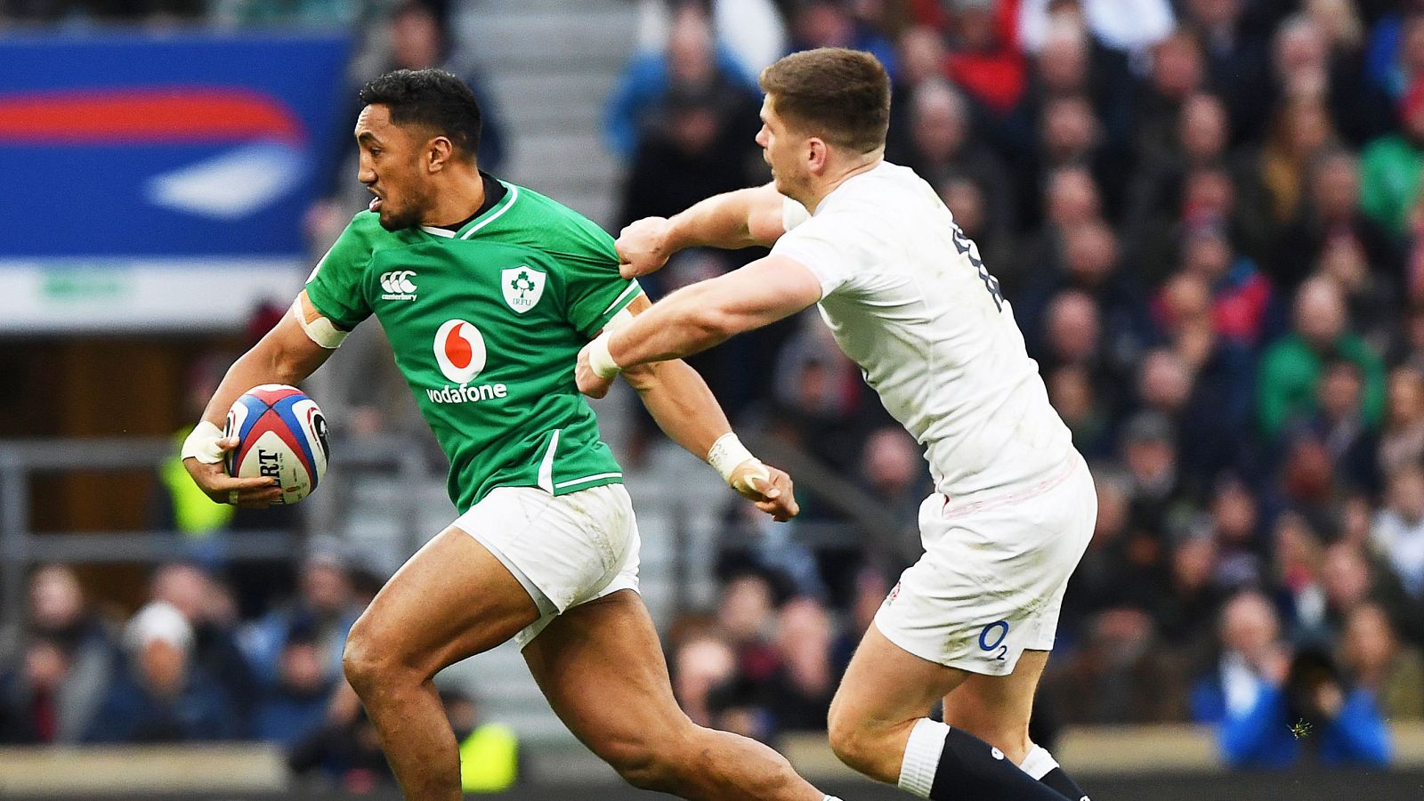 Bundee Aki (i), jugador irlandés, en acción durante el encuentro contra Inglaterra en el Seis Naciones