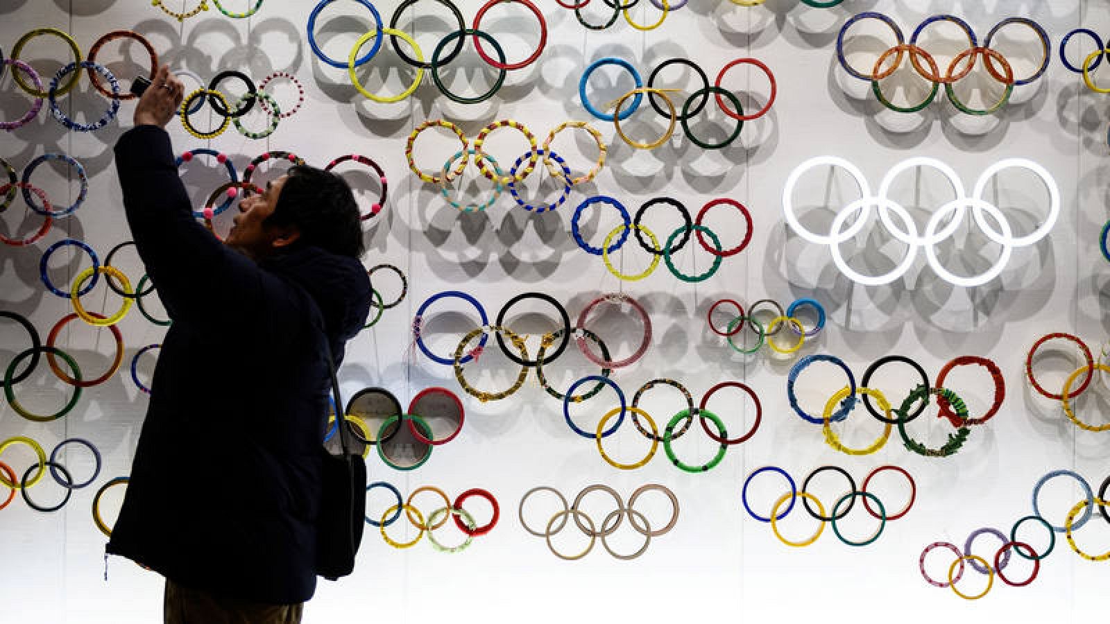  Un hombre saca una foto en el museo olímpico de Japón