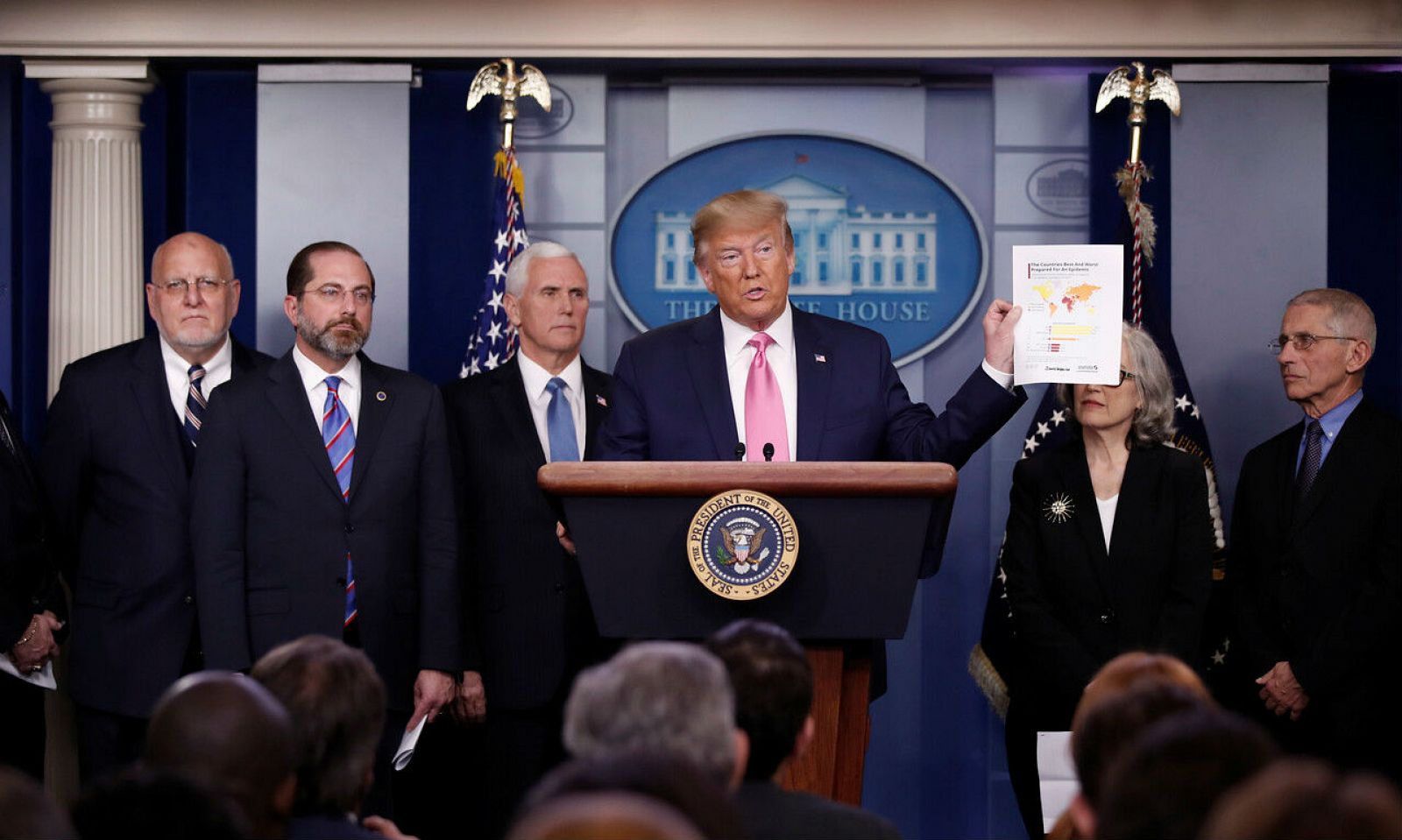 El presidente de los Estados Unidos, Donald Trump, en un encuentro con los periodistas para informar sobre las medidas que el país tomará ante la posible propagación del coronavirus.