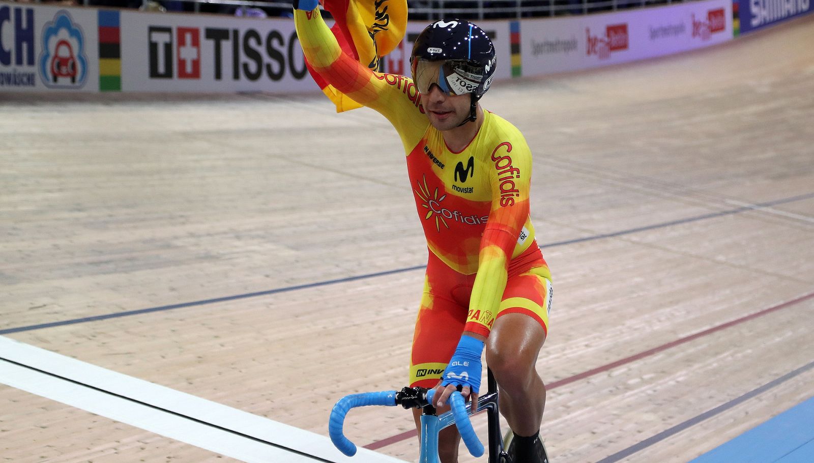Sebastián Mora celebra su medalla en los Mundiales de ciclismo.