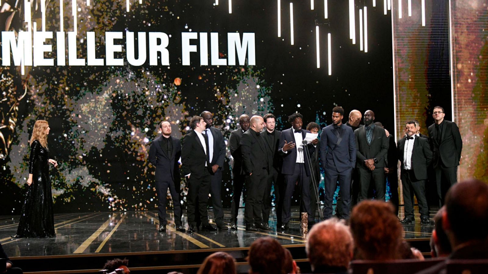 El equipo de 'Los Miserables' tras recibir el Premio a la Mejor Película durante la 45 ceremonia de entrega de los Premios César en París, Francia.