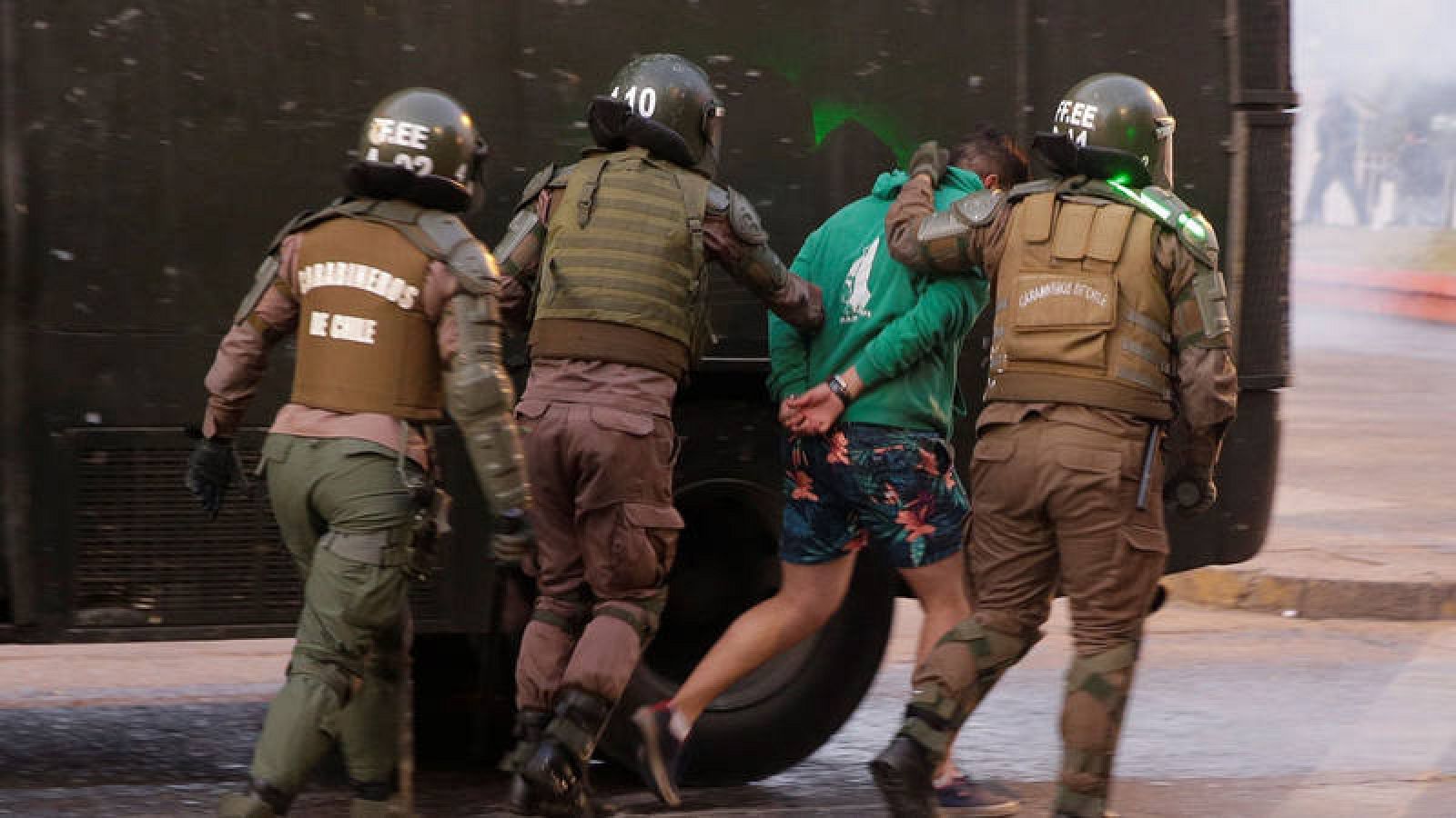 Policías arrestando a un manifestante el viernes 28 de febrero de 2020 en Viña del Mar, Chile.